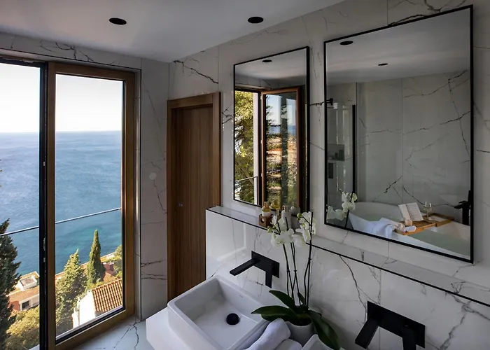 Luxury Elation Near Old Town With 2 Pools